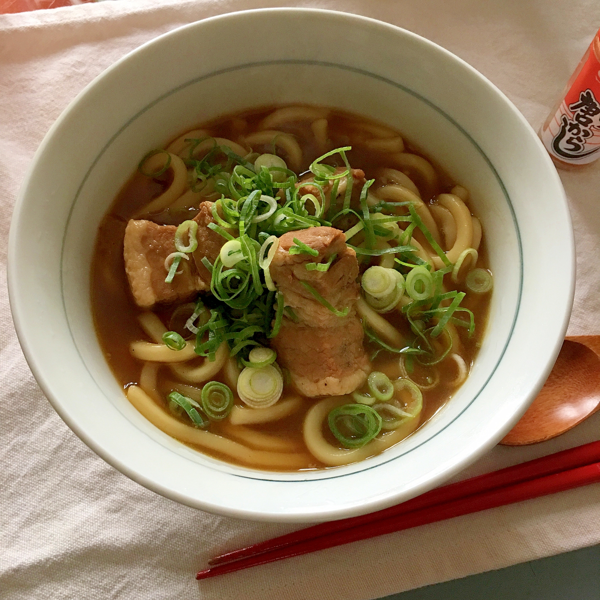 器に盛りつけられた簡単角煮カレーうどん